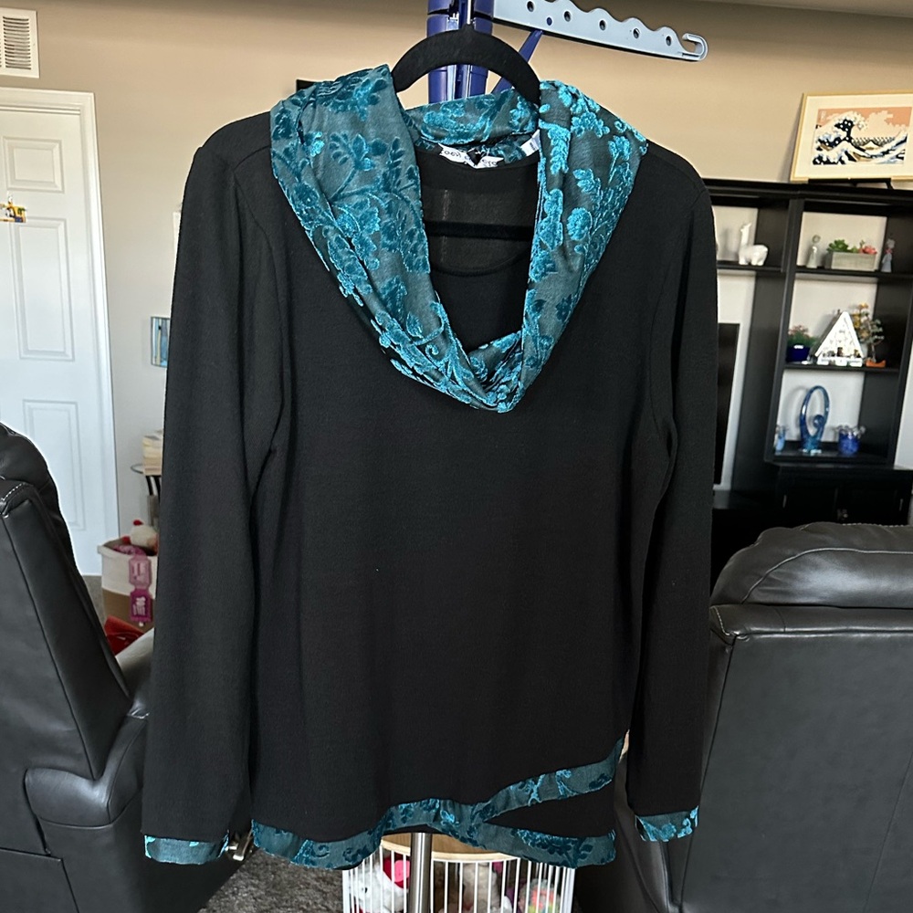 Zoey & Leelo Black with long sleeves with a scarf top. Size Large